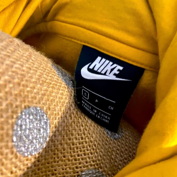 Fall Women’s Nike Hoodie Small , Worn Once , Men Medium - Picture 1 of 4